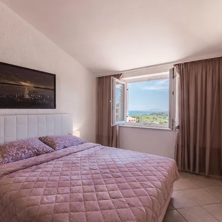 Apartment With Sea View 05